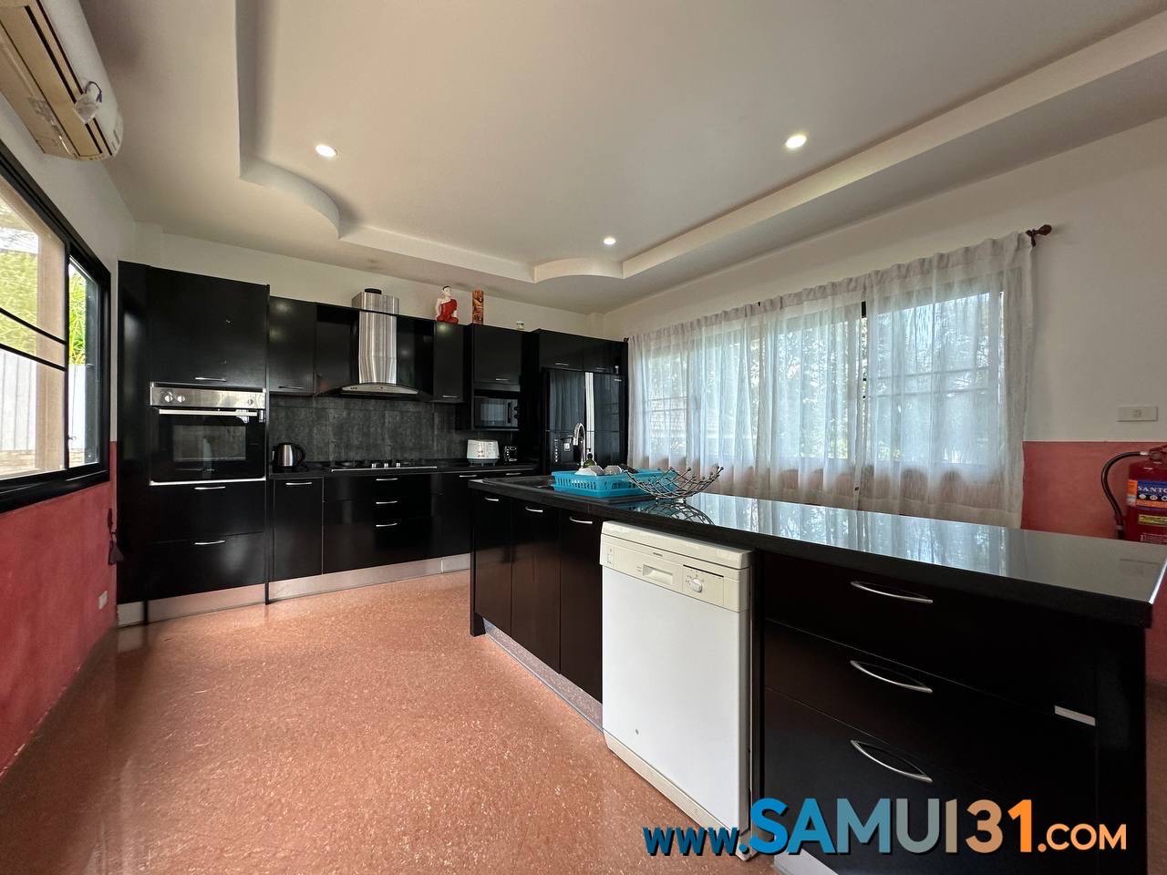 Вилла с четырьмя спальнями